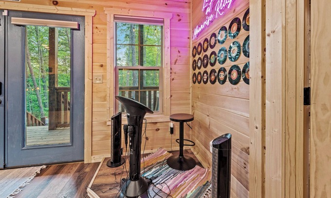 Sevierville Cabina | New Smoky Mtn Cabin for Fall:Theater/Karaoke/Game Room,Majestic Views,Decks
