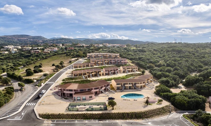 Trinita d'Agultu e Vignola Apartamento | Residence with pool in Isola Rossa