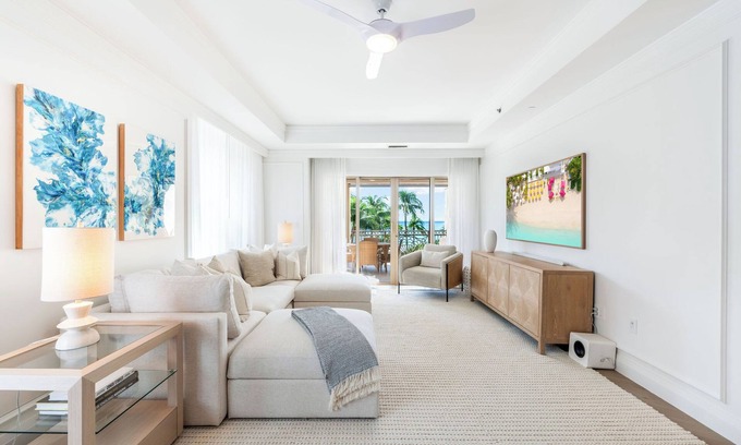 Seven Mile Beach Condominio | Residence 303, Elegant Oasis Minutes from Seven Mile Beach