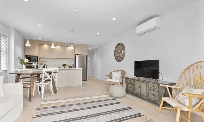 Orewa Casa | RESIDENCE DE LA MER - OREWA HOLIDAY APARTMENT, pet friendly in Orewa