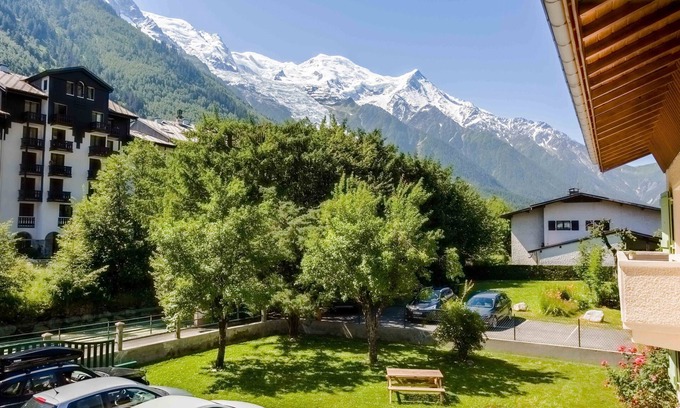 Chamonix City Centre Chalet De Esquí | Residence Edelweiss - 3 apts sleeping 18, 8 bedrooms, parking, centre chamonix