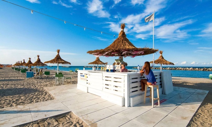 Torre Pedrera Apartamento | Residence with swimming pool nearby the sea.