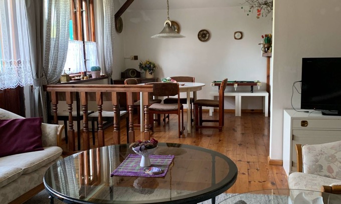 Szczytno Apartamento | Residence with the charm of picturesque home and sophisticated painting gallery