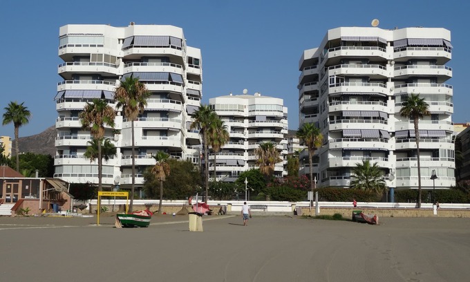 Carihuela Apartamento | Residencía Pez Espada, apartamento de lujo con piscina y parking privado.