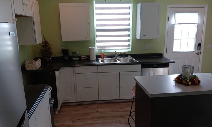 Hope Gardens Apartamento | Residential area .5 to 1 mile walk to the Downtown area.