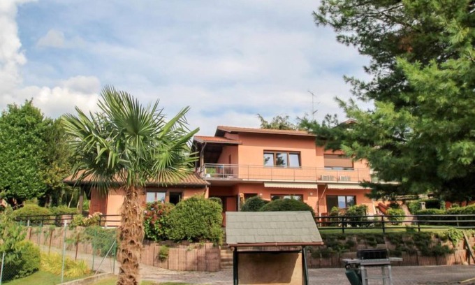 Luino Apartamento | Residenza Agrifoglio by Interhome