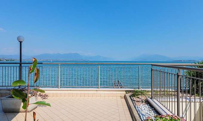 Desenzano del Garda Apartamento | Residenza Miralago with pool - Ground floor One-bedroom