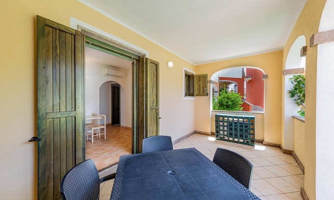 Tergu Apartamento | Residenza Le Farfalle 'Two-Room Apartment B' with Garden View, Shared Pool