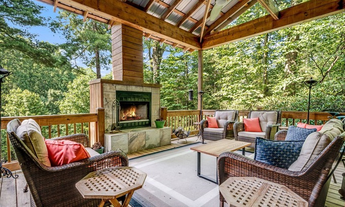 Saluda Cabina | Resilience Road Cabin: pet friendly, walk to downtown Saluda, near hiking!