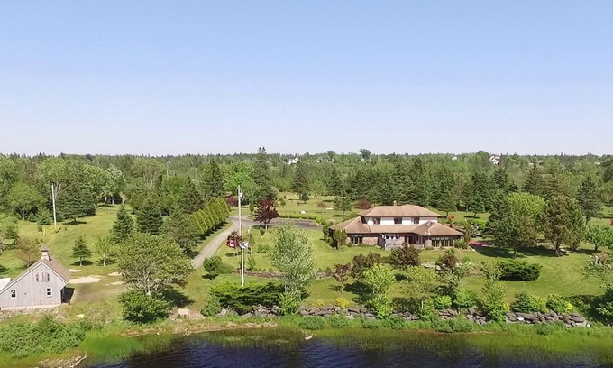 Yarmouth County Casa | RESORT 21 - A private oasis on the lake.