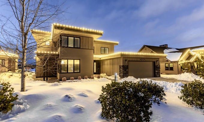 Bend Casa | Resort amenities ~ mtn, golf views ~ hot tub ~ ample parking ~ concert shuttle