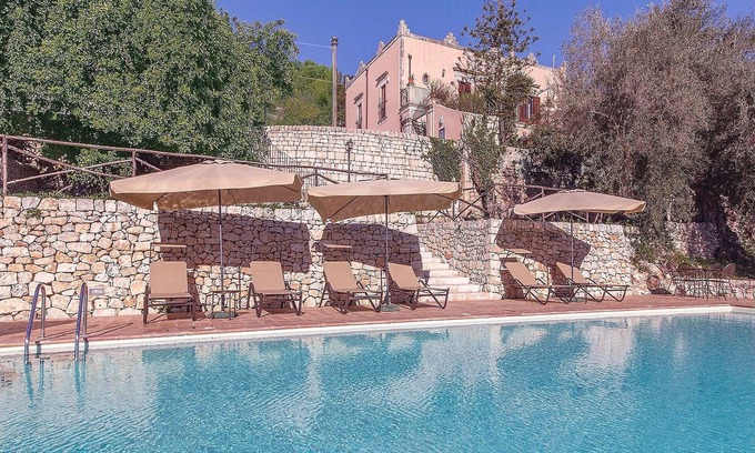 Casa Papa Villa | Antigua finca siciliana con piscina.