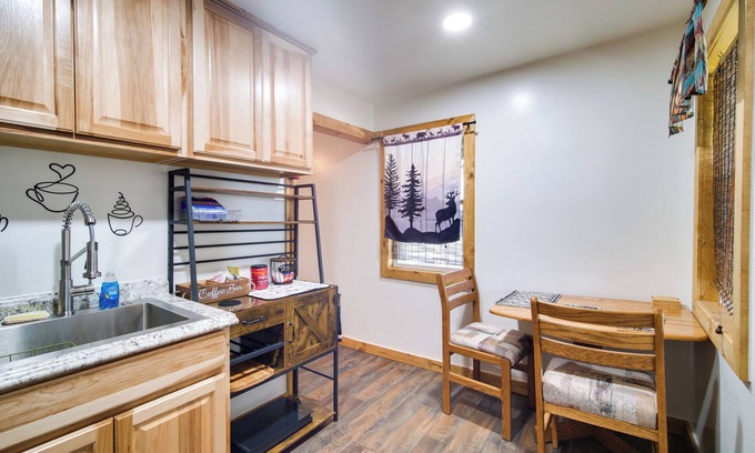 Chiloquin Apartamento | Resort Cabin on the River ~ 21 Mi to Crater Lake!