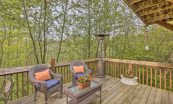 Oceana County Casa | Resort Cabin with Fire Pit Golf, Hike and Play!