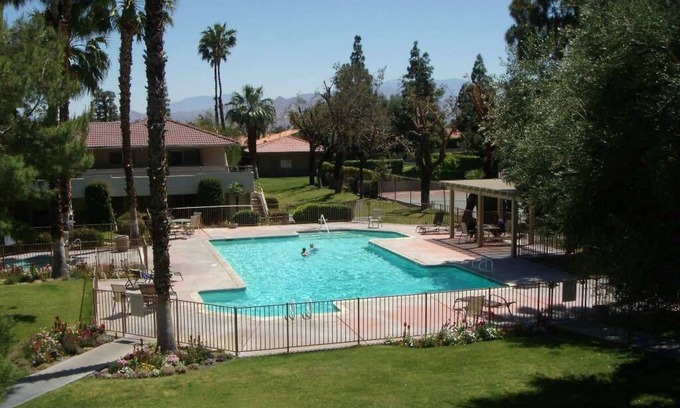 Racquet Club West Condominio | Perfecto escapada de Palm Springs. Muy bien remodelado. Cable y WiFi!