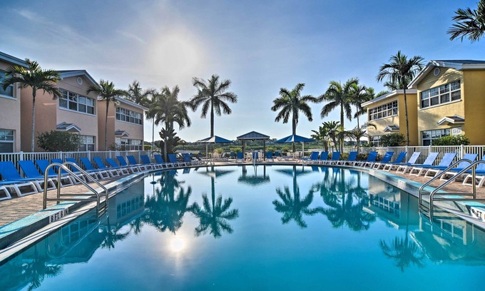 Indian Shores Apartamento | Resort Condo w/ Beach Access in Indian Shores!