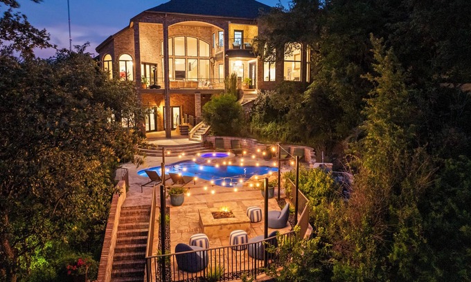 Austin Casa | Resort Estate 10min→DWTN & Lake. Theater, Putting, Sauna, Cold Plunge 🏊♂️⛳️ 🎬