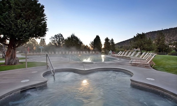 Redmond Cabina | Resort Getaway | 3 Units w/Pool, Spa & Free Parking