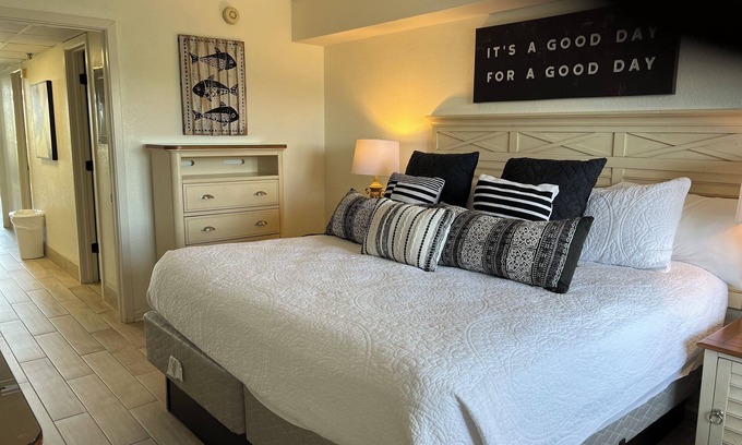 Litchfield by the Sea Condominio | Resort Living: Ocean Front cozy condo!