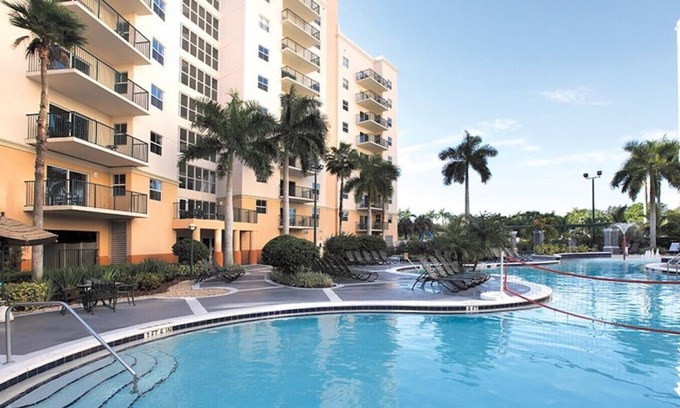 Survey Creek Complejo | Resort Managed 2 BR -Sleeps 8 at Wyndham Palm Aire - Pools, Free Beach Shuttle!