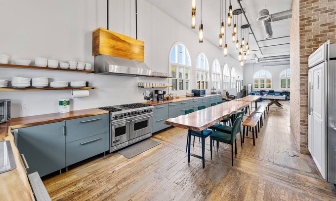 Stockton Hotel | Resort Perks: 12BR, 48 Guests, Prime Downtown