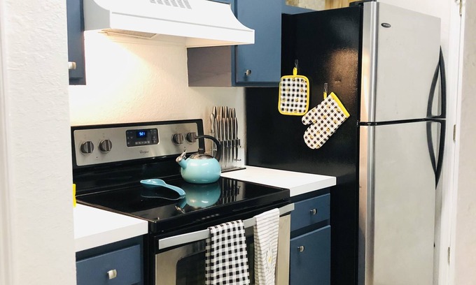 Bearss Plaza Condominio | Resort-style 1bdr/1bath condo - Near Busch Gardens, Hospitals, Tampa & Beaches