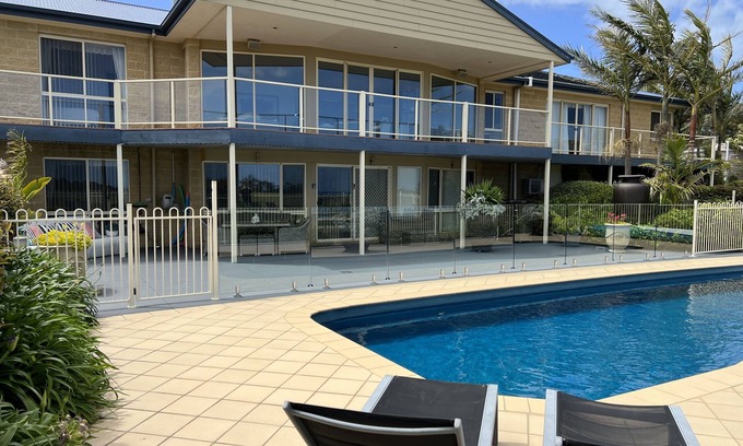 Lakes Entrance Apartamento | Apartamento estilo centro turístico (planta baja) - Piscina y más. Mascotas bienvenidas.