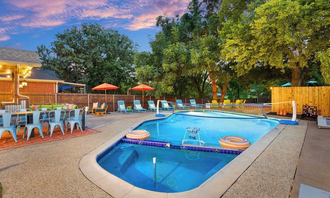 Lake Dallas Casa | Resort Style Backyard Pool Pickleball Court