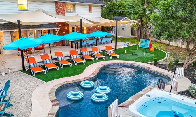 Medical Center District Casa | Resort Style Backyard Pool Putt Putt Hot Tub