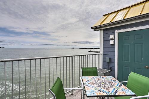 Put-in-Bay Apartamento | Resort-Style Condo with Lake-View Balcony!