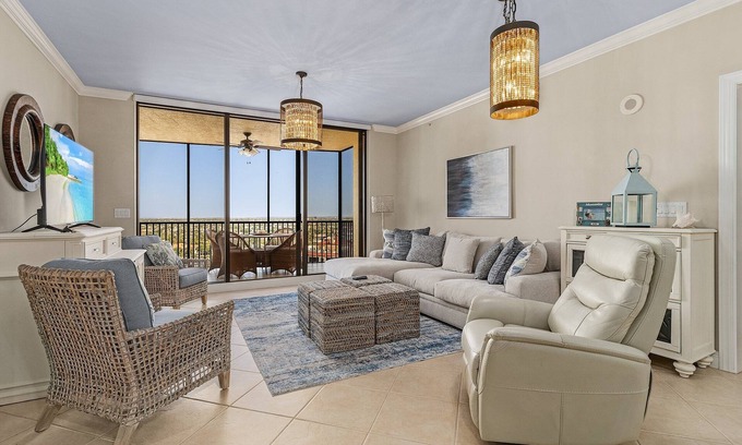 Cape Harbour Condominio | Resort-style living high above the beautiful Cape Harbour Marina!