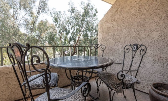 Monterey Hills Condominio | Estilo de vida de resort!