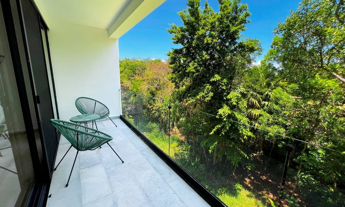 Puerto Aventuras Apartamento | Modern Condo Jungle Retreat w/ Pool Near the Beach