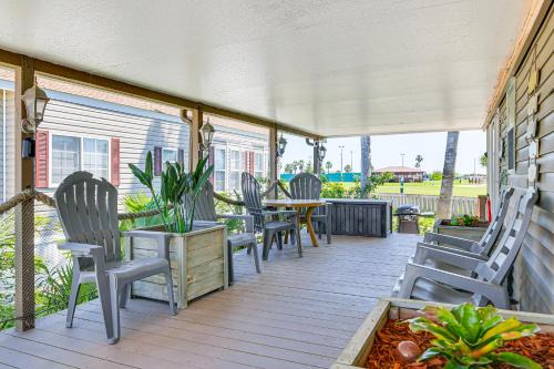 Port Isabel Casa | Resort-Style Perks and Deck at Port Isabel Home!