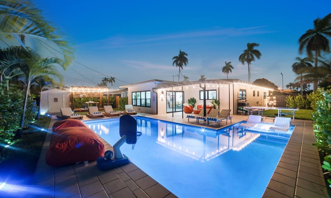 Park East Villa | Luxury Pool Retreat + Outdoor Bar + Prime Spot