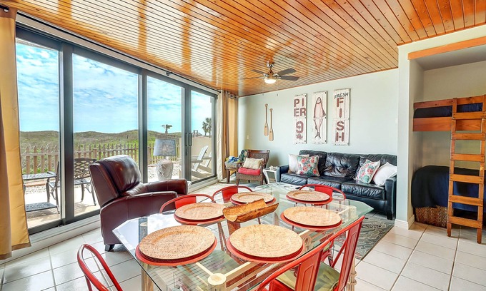 Port Aransas Condominio | Resort Style Pools | Private Beach Access | MP102