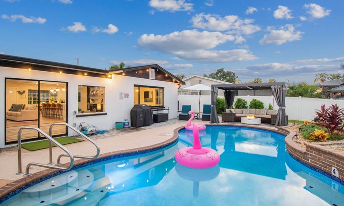 Bay Crest Park Casa | Flagstone · Waterfront ~ Pool ~ Game Room