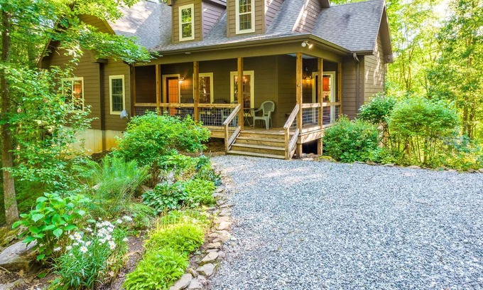 Sylva Casa | Rest on the Rocks - A Charming home nestled in a canopy of forest trees and mountain rocks!