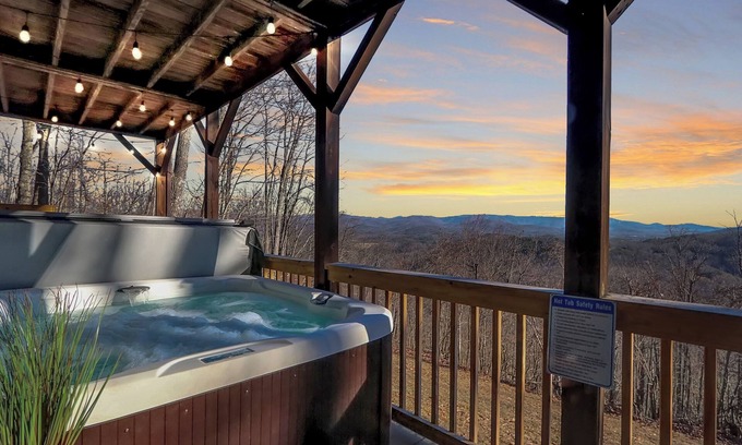 Bostic Cabina | Rest S'more! Mountain View and HOT TUB!
