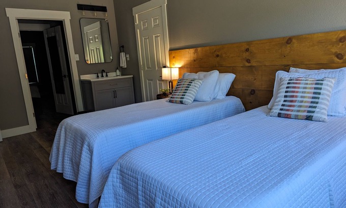 La Grange Cabaña | Restful cottage close to antique shopping and mountain biking