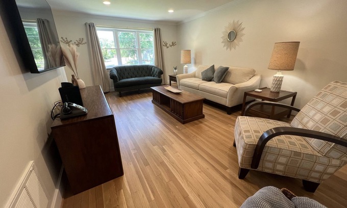 Hickory Casa | Restful Mid-Mod in the heart of Hickory