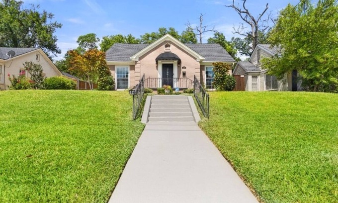 Tyler Casa | Restful Retreat; Beautiful & Allergy Free! Just 1/2 mile to Tyler's med hub.