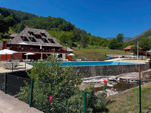 Central Serbia Complejo | Restoran i konaciste NOVI MELJANICKI BAZENI