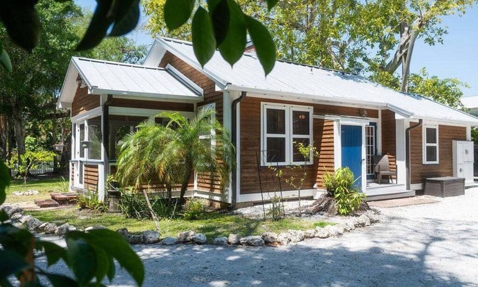 Indian Beach Sapphire Shores Casa | Historic Bayshore Cottage walk to Bay & Ringling