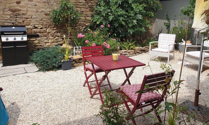 Creancey Cabaña | Restored farmhouse with spacious living area in a charming Burgundian village.