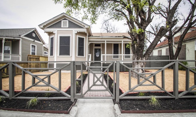 Historic Garderns Cabaña | Restored Historic 2br/1.5ba House Near Downtown