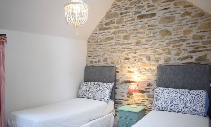 Kinsale Casa | Restored traditional, old world cottage overlooking the sea in Kinsale