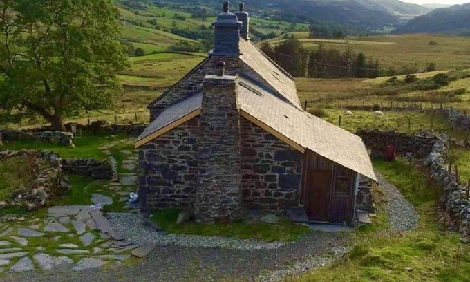 Manod Cabaña | Restored Welsh cottage, pet friendly, wood burning stove, walks from the door.