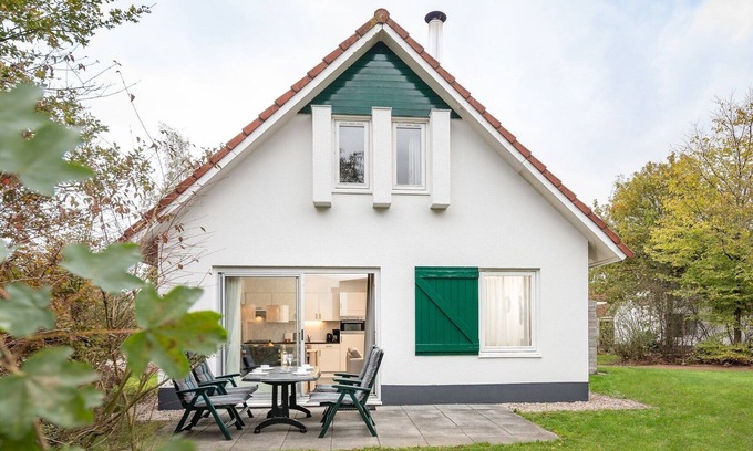 Hoogersmilde Casa | Casa remodelada con chimenea rodeada de vegetación