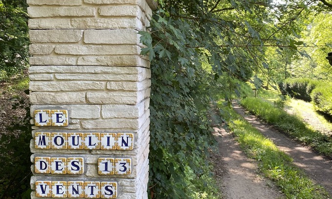 Saint-Martin-Cantales Casa | Retraite Naturelle au Bord de la Rivière
